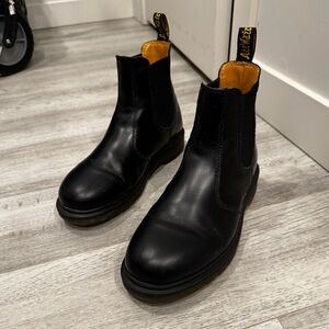 Dr. Martens 2976 Women’s Leather Chelsea Boots – EU 38 / Wns 7